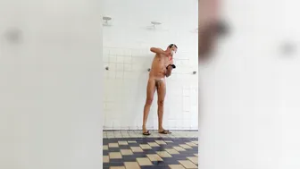 Twink muestra su polla sin cortar en las duchas del gimnasio despué...