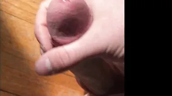 Jovem travesti goza na calcinha depois de se masturbar