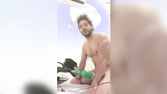 Tatuado musculoso se masturba su polla gorda con un juguete sexual ...