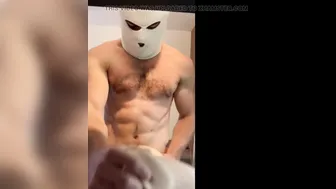 Jovem semental francês musculoso bate punheta com seu pau grande so...