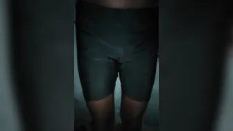 Twink indiano se masturba forte no chuveiro com gemidos altos