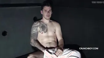 Hétéro français baisé par un daddy top dans un sauna glory hole