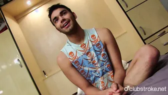 Twink amateur hetero se masturba la polla grande y curva solo