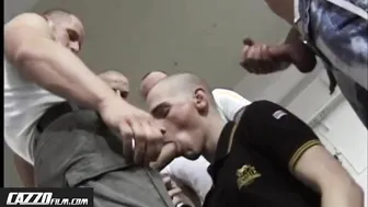 Jovem gay twink engole profundamente quatro paus de skinheads alemã...
