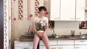 Mignon jeune mince se branle sa grosse bite et jouit fort dans la c...