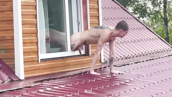 Beau-père baise un jeune cul à sec en levrette à travers la fenêtre...