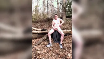 бородатый папочка дрочит и кончает в лесу