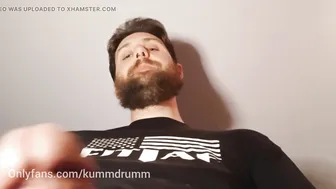 Twink superhéroe recompensa a su rescatador con mamada y semen