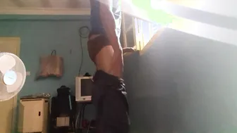 Garoto magrinho bate punheta com pica grande espiando o vizinho pel...