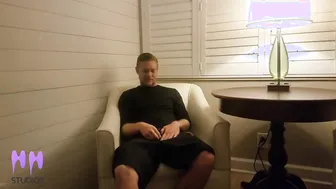 小鲜肉继子偷偷在淋浴间打飞机