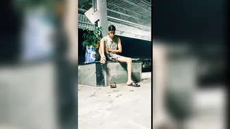 شاب شاب يستمني زبه الكبير والصلب وحيداً