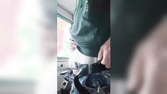 Universitário não circuncidado bate punheta com o pau grande na mes...