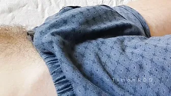 Joven peludo se masturba su gran erección matutina en lencería