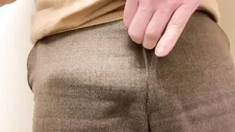 O twink bate punheta com seu pau grande e não circuncidado no escri...
