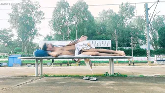 熊爸爸享受大鸡巴手淫和与年轻男人的射精