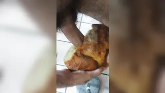 Joven musculoso se masturba y se corre dentro de una barra de pan