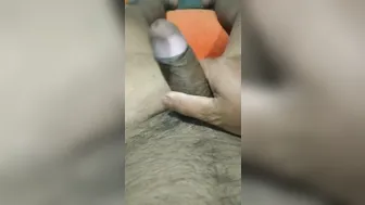 भारतीय नौजवान रात में अपने बड़े लंड को हिलाता है