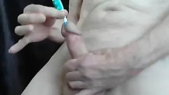 Oso en solitario dilatando su gran polla con un juguete