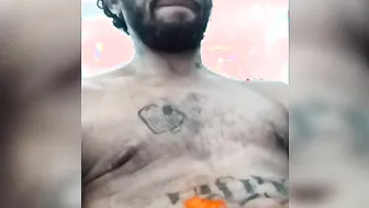 Homme solo branle sa grosse bite et éjacule dans une branlette humi...
