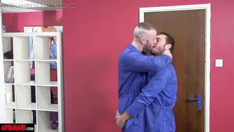 Construtores britânicos musculosos em jockstraps fazem sexo oral e ...