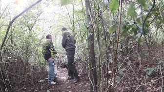 Hombre maduro y twink follan y chupan en el bosque