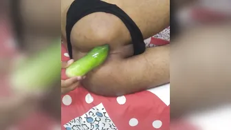Twink étire son cul serré avec un concombre et des sextoys