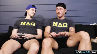 Les frères de fraternité kane fox et ryder owens comparent leurs bi...