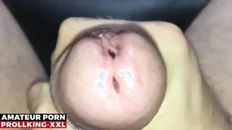 Amateur alemán con gran polla sin circuncidar juega con su largo pr...