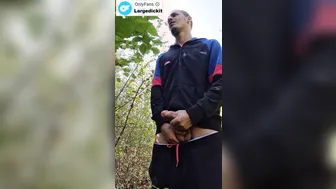 Twink italiano se pone duro y se masturba en el bosque