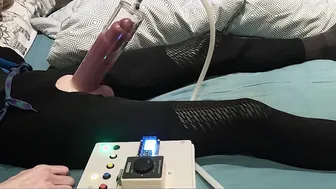 Twinkが自動チンコポンプを使用して極端なペニス成長セッションを行う