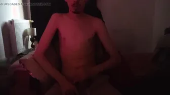 Solo twink branle grosse bite et jouit fort