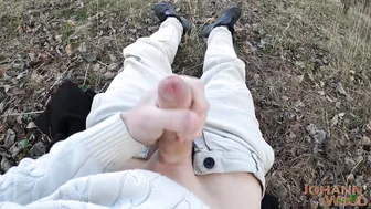 Joven delgado se masturba la gran polla sin cortar al aire libre co...