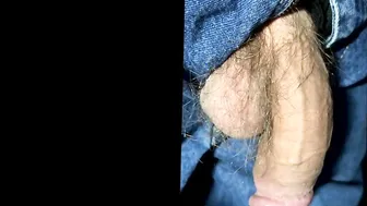 सोलो डैडी मोटी नसदार लंड को क्लोज-अप में हिलाता है