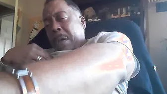 El daddy negro shinzon se masturba su gran polla en sesión en solit...