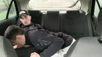 Jovencito chupa verga sin circuncidar en una furgoneta y se traga l...