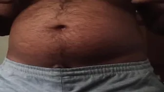 Papai maduro peludo masturba seu pau não circuncidado