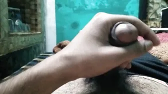 فتى نحيف ي masturbate قضيب كبير في شقة