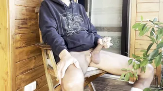 Papá peludo se masturba la polla grande en el balcón y dispara carg...