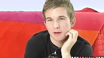 Le twink amateur gabe crawford interviewé avant une masturbation so...