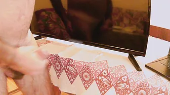 волосатый медведь-папочка эрл дрочит и кончает на экран телевизора