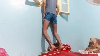 شاب نحيف يتجسس على جاره من النافذة ويمتلك زبه الكبير