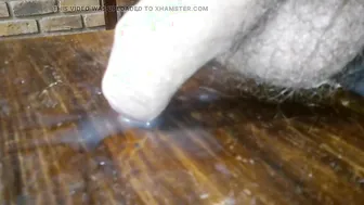 युवा कोलंबियाई स्टड अपना बड़ा लंड हिलाकर ज़ोर से झड़ता है