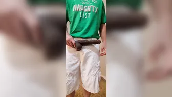 Joven practica con un enorme consolador negro y se corre dos veces