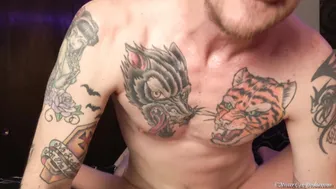 Muskulöser tätowierter daddy fickt sexpuppe pov und spritzt tief
