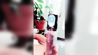 Amateur twink allemand pompe sa grosse bite et ses couilles en public