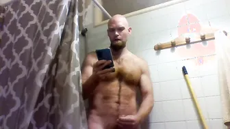 Papá musculoso makmurphy se masturba la polla sin circuncidar hasta...