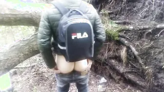 Chico amateur meando y corriéndose en el bosque por webcam