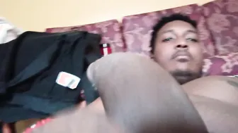 Negro dotado bate punheta e goza forte