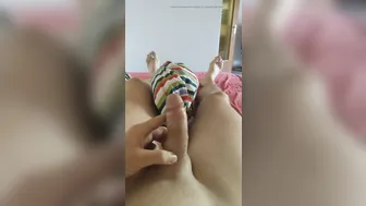 Joven se masturba su gran polla negra hasta que se pone dura