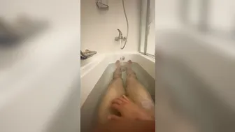 Jovencito se masturba la polla grande en el baño